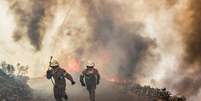 Bombeiros combatem o incêndio em Portugal  Foto: BBC News Brasil