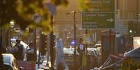 Polícia isolou rua em Finsbury Park onde vários pedestres foram atropelados por van  Foto: BBC News Brasil