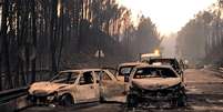 Carros ficaram queimados em estrada que corta a floresta em localidade portuguesa  Foto: Reuters