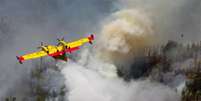 Avião combate incêndio florestal em Portugal  Foto: EFE