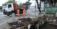 O Rio Maracanã transbordou e as ruas próximas ficaram alagadas. A chuva forte começou no fim da noite desta segunda (19). Ainda assim, terra e pedaços de madeira ficaram pelo caminho deixado pela inundação.  Foto: José Lucena/Futura Press