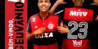 Geuvânio posa com a camisa do Flamengo  Foto: Divulgação / LANCE!