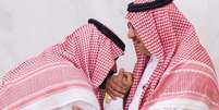 Transfer&ecirc;ncia de poder: Mohammed bin Salman (esq.) beija a m&atilde;o de ex-principe herdeiro saudita Mohammed bin Nayef  Foto: Deutsche Welle