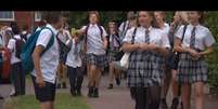 Meninos usam saias para protestar contra proibição de bermudas em escola  Foto: BBC