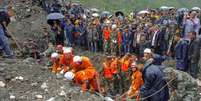 Equipes de resgate procuram por sobreviventes em deslizamento de terra na China  Foto: Reuters