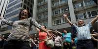 Grupo de idosos dança na rua em SP  Foto: BBC News Brasil