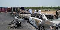 Carros e motos ao redor do caminhão-tanque ficaram totalmente queimados.  Foto: Reuters