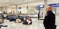 Muçulmanos rezaram em protestogather no aeroporto de Dallas, no Texas, em janeiro deste ano  Foto: BBC News Brasil