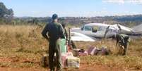 Avião interceptado pela FAB em Goiás tinha mais de 600 quilos de cocaína, informou PM  Foto: Agência Brasil
