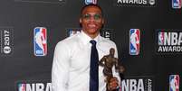 Westbrook recebe o troféu de MVP da temporada 2016/2017 da NBA  Foto: Reuters