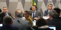 Mais de 12 horas após o início da sessão, o texto-base do senador Romero Jucá foi votado e aprovado, sob protestos da oposição  Foto: Agência Brasil