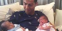 Cristiano Ronaldo mostra seus filhos gemeos na web  Foto: Instagram / O Fuxico