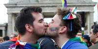 Casal celebra legalização do casamento entre pessoas do mesmo sexo na Alemanha  Foto: Fabrizio Bensch / Reuters