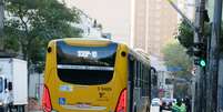 Ônibus circulam normalmente na cidade de São Paulo (SP), na manhã desta sexta-feira (30). Rodoviários decidiram em assembleia não aderir ao movimento Greve Geral.  Foto: Futura Press