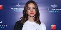 Bruna Marquezine apostou em um look grifado e descontra&iacute;do para o evento  Foto: AGNews / PurePeople