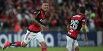 Guerrero comemora o gol de falta que anotou na vitória do Flamengo  Foto:  André Mourão/FOTOFC/GazetaPress