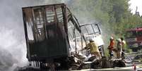 Bombeiros no local onde um ônibus pegou fogo após colisão com um caminhão no Estado da Baviera, na Alemanha. 03/06/2017 REUTERS/News 5  Foto: Reuters