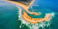 A nova ilha na costa leste dos Estados Unidos tem até 1,6 km de extensão e e é separada por 20 m de mar - mas autoridades alertaram para perigos de travessia   Foto: BBCBrasil