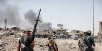 Militares iraquianos durante batalha contra membros do Estado Islâmico  Foto: Reuters