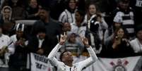 Jô comemora o gol que marcou e deu a vitória do Corinthians sobre o Botafogo, nesse domingo, em Itaquera  Foto: Getty Images