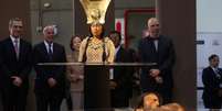 O rosto da matriarca La Señora de Cao foi revelado em cerimônia no Museu de La Nación, em Lima. Na ocasião também foi exposta os restos mortais mumificados a partir dos quais a réplica foi feita  Foto: Agência Brasil