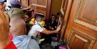 Simpatizantes do governo tentam invadir Assembleia Nacional da Venezuela, em Caracas
05/07/2017 REUTERS/Andres Martinez Casares  Foto: Reuters