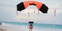 Skydiver nu controla seu paraquedas após saltar de avião a cerca de 6.800 metros acima da praia de Diani, no Quênia 6/07/ 2017. REUTERS/Joseph Okanga   Foto: Reuters