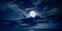 Imagem da Lua Cheia sobre o mar.  Foto: iStock