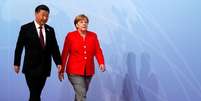 Presidente chinês Xi Jinping caminha ao lado de chanceler alemã Angela Merkel em cúpula do G20, em Hamburgo, Alemanha 
7/72017 REUTERS/Wolfgang Rattay  Foto: Reuters