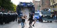 Manifestantes enfrentam policiais durante a cúpula do G20, na Alemanha  Foto: Getty Images