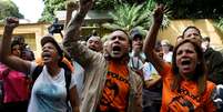Manifestantes gritam palavras de ordem na entrada da casa do líder da oposição venezuelana Leopoldo López, que foi colocado em prisão domiciliar depois de mais de três anos de prisão  Foto: Reuters