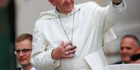 Papa Francisco acena ao chegar para audiência geral de quarta-feira na praça São Pedro no Vaticano.  Foto: Reuters