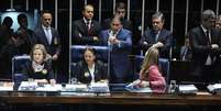 Senadoras Gleisi Hoffmann (PT-PR), Fátima Bezerra (PT-RN) e Vanessa Grazziotin (PCdoB-AM) tomaram lugares na mesa do plenário e se recusaram a sair  Foto: Marcos Oliveira/Agência Senado