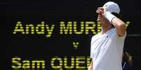 Andy Murray reage durante partida pelas quartas de final contra Sam Querrey, em Wimbledon. 12/7/2017 REUTERS/Toby Melville  Foto: Reuters