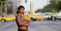 Indígena protesta em Brasília em prol de demarcação de terras  Foto: Reuters