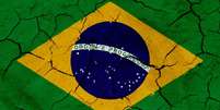 Bandeira do Brasil em solo rachado  Foto: BBC News Brasil
