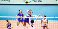 Adenizia corta em lance de ataque do Brasil na partida contra a Tailândia  Foto: Divulgação/FIVB