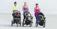 Mulheres passeando com carrinho de beb&ecirc;  Foto: BBC News Brasil