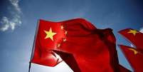 Pessoas seguram bandeiras da China em Berlim, na Alemanha 01/06/2017    REUTERS/Fabrizio Bensch  Foto: Reuters