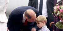 George fez bicos e caretas, e William conversou com o pequeno  Foto: Getty Images