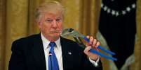 Donald Trump, com ferramenta, enquanto participa de reunião na Casa Branca em 19/7/2017.  Foto: Carlos Barria / Reuters