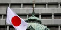 Bandeira japonesa sobre prédio do Banco do Japão, em Tóquio  Foto: Reuters