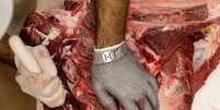 Funcion&aacute;rio corta carne em a&ccedil;ougue em S&atilde;o Paulo 26/06/2017 REUTERS/Paulo Whitaker  Foto: Reuters