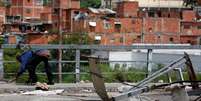 Homem passa por baixo de fio usado para bloquear rua durante greve convocada em protesto contra o presidente venezuelano, Nicol&aacute;s Maduro em Caracas
20/07/2017 REUTERS/Carlos Garcia Rawlins  Foto: Reuters