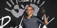 Vocalista da banda Linkin Park Chester Bennington mostra sua m&atilde;o coberta de cimento durante a inclus&atilde;o da banda no RockWalk do Guitar Center em Los Angeles
18/06/2014
REUTERS/Mario Anzuoni    Foto: Reuters