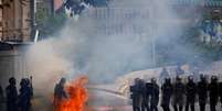 Forças de segurança se movimentam durante confronto com manifestantes em Caracas
 20/7/2017     REUTERS/Andres Martinez Casares  Foto: Reuters