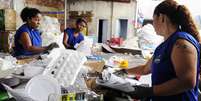 Catadoras fazem triagem de material reciclável que chega através de coleta seletiva   Foto: BBC News Brasil