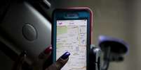 Maya Jackson, motorista do Lyft, utiliza aplicativo da empresa em S&atilde;o Francisco, EUA
3/2/2016 REUTERS/Stephen Lam  Foto: Reuters