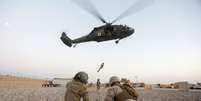 Soldados norte-americanos participam de exercício militar com helicóptero na província de Helmand, no Afeganistão 06/07/2017 REUTERS/Omar Sobhani  Foto: Reuters