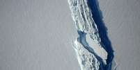 Vasta aérea da fenda na calota de gelo Larsen C que originou o iceberg A68  Foto: Reuters